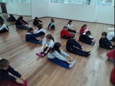 Aula de Yoga encanta as crianças do 1º ano D