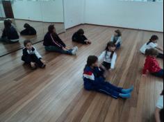 Aula de Yoga encanta as crianças do 1º ano D