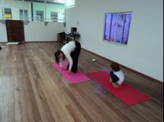 Aula de Yoga encanta as crianças do 1º ano D