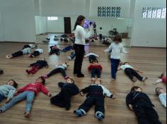 Aula de Yoga encanta as crianças do 1º ano D