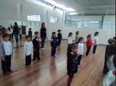 Aula de Yoga encanta as crianças do 1º ano D