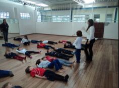 Aula de Yoga encanta as crianças do 1º ano D