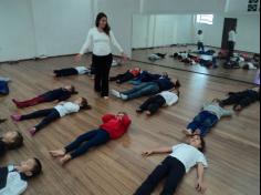 Aula de Yoga encanta as crianças do 1º ano D