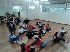 Aula de Yoga encanta as crianças do 1º ano D