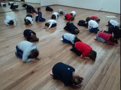 Aula de Yoga encanta as crianças do 1º ano D