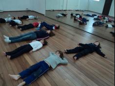 Aula de Yoga encanta as crianças do 1º ano D