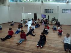 Aula de Yoga encanta as crianças do 1º ano D