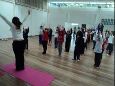 Aula de Yoga encanta as crianças do 1º ano D