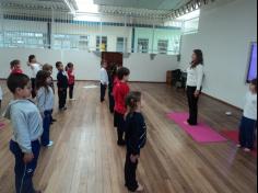 Aula de Yoga encanta as crianças do 1º ano D