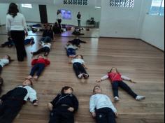 Aula de Yoga encanta as crianças do 1º ano D