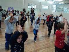 Aula de Yoga encanta as crianças do 1º ano D