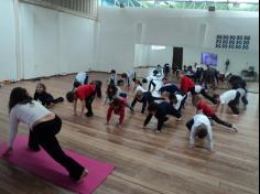 Aula de Yoga encanta as crianças do 1º ano D