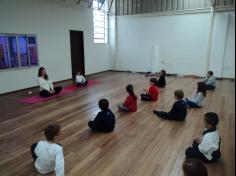 Aula de Yoga encanta as crianças do 1º ano D