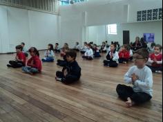 Aula de Yoga encanta as crianças do 1º ano D