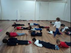 Aula de Yoga encanta as crianças do 1º ano D