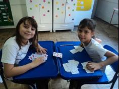 Jogos de cartas e matemática animam a aula no Grupo Super Leitores