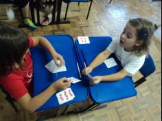 Jogos de cartas e matemática animam a aula no Grupo Super Leitores