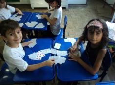 Jogos de cartas e matemática animam a aula no Grupo Super Leitores