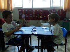 Jogos de cartas e matemática animam a aula no Grupo Super Leitores