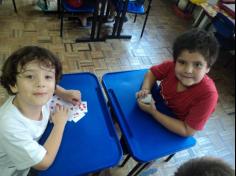 Jogos de cartas e matemática animam a aula no Grupo Super Leitores