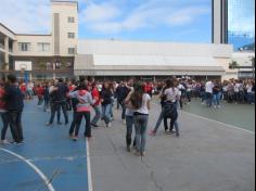 Juventude alegre não tem vergonha de dançar!