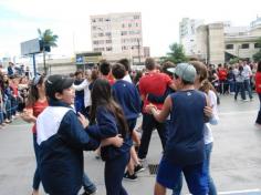 Juventude alegre não tem vergonha de dançar!