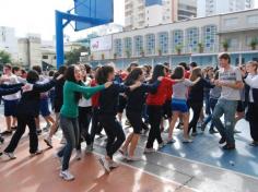 Juventude alegre não tem vergonha de dançar!