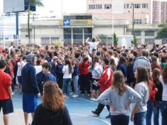 Juventude alegre não tem vergonha de dançar!