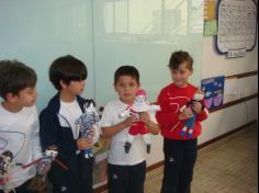 Construindo estatuetas no 1º ano B