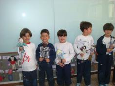 Construindo estatuetas no 1º ano B