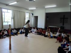 2º ano C conhece o didgeridoo em oficina com músico