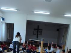 2º ano C conhece o didgeridoo em oficina com músico