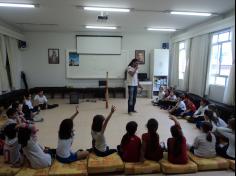 2º ano C conhece o didgeridoo em oficina com músico