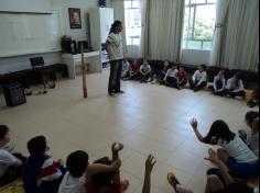 2º ano C conhece o didgeridoo em oficina com músico