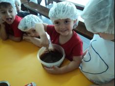 Criança na cozinha: Hummm, que delícia!