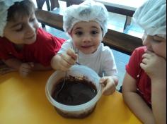 Criança na cozinha: Hummm, que delícia!