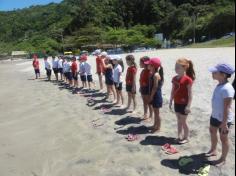 2ºs anos A e B em aula de campo na praia da Atalaia: aventuras e aprendizagens