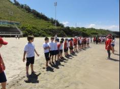 2ºs anos A e B em aula de campo na praia da Atalaia: aventuras e aprendizagens