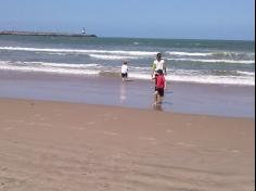 2ºs anos A e B em aula de campo na praia da Atalaia: aventuras e aprendizagens