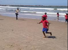 2ºs anos A e B em aula de campo na praia da Atalaia: aventuras e aprendizagens