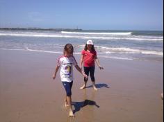 2ºs anos A e B em aula de campo na praia da Atalaia: aventuras e aprendizagens