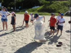 2ºs anos A e B em aula de campo na praia da Atalaia: aventuras e aprendizagens