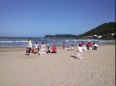 2ºs anos A e B em aula de campo na praia da Atalaia: aventuras e aprendizagens