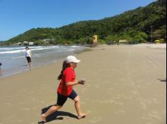 2ºs anos A e B em aula de campo na praia da Atalaia: aventuras e aprendizagens