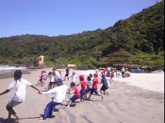 2ºs anos A e B em aula de campo na praia da Atalaia: aventuras e aprendizagens