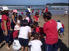 2ºs anos A e B em aula de campo na praia da Atalaia: aventuras e aprendizagens