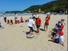 2ºs anos A e B em aula de campo na praia da Atalaia: aventuras e aprendizagens