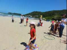 2ºs anos A e B em aula de campo na praia da Atalaia: aventuras e aprendizagens