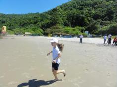 2ºs anos A e B em aula de campo na praia da Atalaia: aventuras e aprendizagens