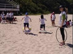 2ºs anos A e B em aula de campo na praia da Atalaia: aventuras e aprendizagens